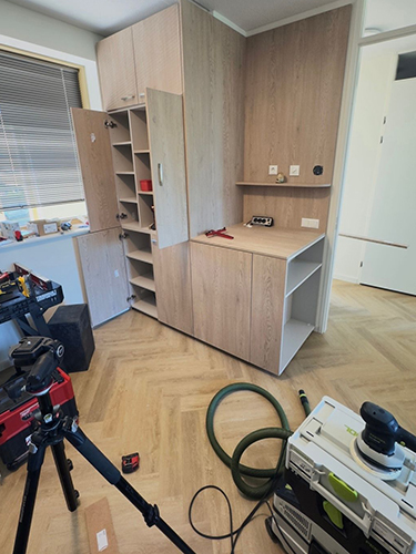 Op maat gemaakte kastenwand in aanbouw